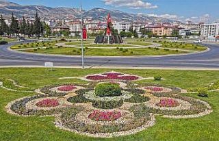 Kahramanmaraş’ta kavşaklar çiçeklerle renklendi