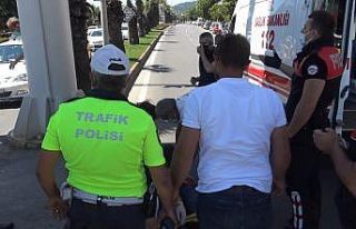 Kalabalığı uzaklaştırmaya çalışan polise “Sen...