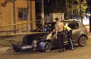 Kaldırıma çıkarak takla atan otomobilin sürücüsü...