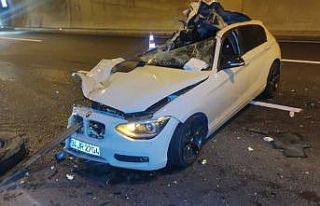 Kamyona arkadan çarpan otomobil parçalandı, sürücünün...