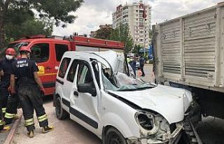 Kamyona çarpan kamyonet sürücüsü öldü