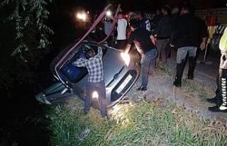 Kamyonet ile çarpışan otomobil kanala düştü:...