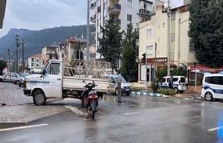 Kamyonet ile elektrikli bisiklet çarpıştı: 2 yaralı