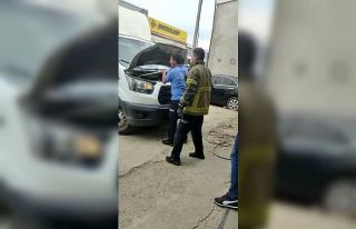 Kamyonetin motoruna giren yılan itfaiye ekipleri...