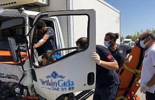 Kamyonette sıkışan sürücü çarptığı kepçenin...