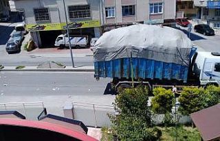 Kamyonetteki geri dönüşüm malzemeleri yola savruldu