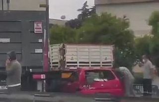 Kamyonun çarptığı otomobil tırın altına girdi:...