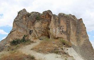 Kapadokya’da peribacalarına çirkin saldırı
