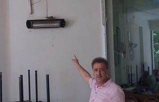 Kapalı kahvehaneye balkondan giren kumru ısıtıcının...