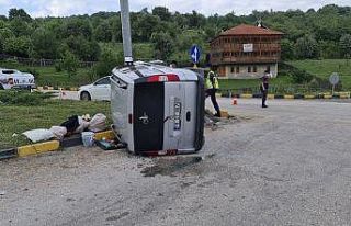 Karabük’te hafif ticari araç kavşakta devrildi:...