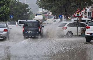 Karabük’te sağanak yağış yolları göle çevirdi