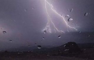 Karabük’te şimşekler geceyi aydınlattı