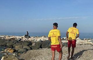 Karaburun’da serinlemek için denize giren çocuk...