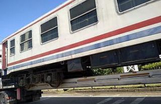 Karayolundaki tren vagonu şaşırttı