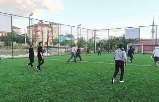 Karbasan köyüne yapılan halı saha hizmete açıldı