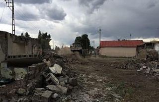 Kars metruk binalardan temizleniyor