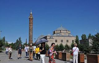 Kars’a turistler gelmeye başladı