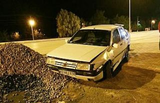 Karşı şeride geçen otomobil devrilmekten son anda...