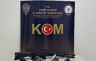 Kars’ta bir işyerinde silah ele geçirildi