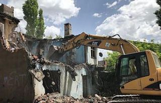 Kars’ta metruk binaların yıkımı devam ediyor