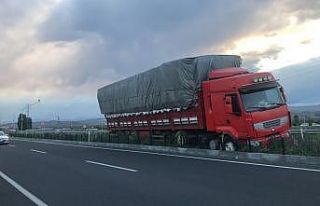 Kars’ta saman yüklü tır orta refüje çıktı