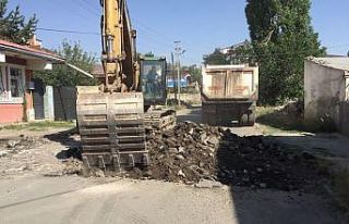 Kars’ta yol yapım çalışmaları sürüyor