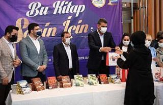 Kartepeli gençler hediye kitaplarına kavuştu