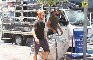 Karton yüklü kamyonet seyir halindeyken alev alev...