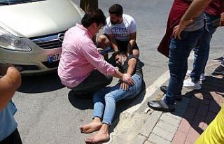 Kasksız motosiklet sürücüsü saniyelerle ölümden...