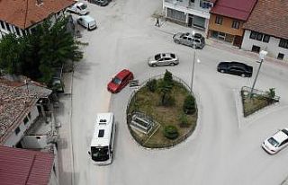 Kavşak ortasında kaldı, görenler şaşkınlık...