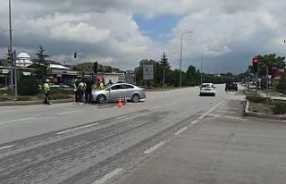 Kavşakta iki otomobil çarpıştı: 2 yaralı