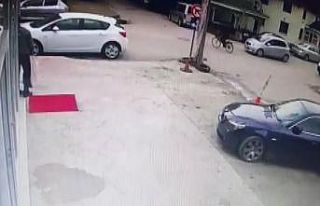 Kavşakta otomobilin çarptığı bisikletli hayatını...