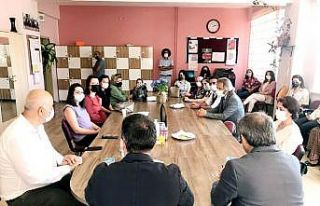 Kaymakam öğretmenlere başarı belgelerini verdi