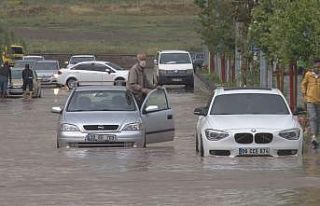 Kayseri’de sağanak yağış etkili oldu, araçlar...