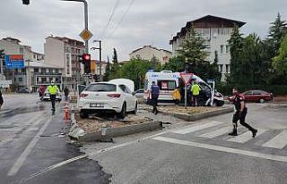 Kaza yapan aracın yangın tehlikesi ekipleri harekete...