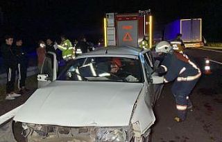 Kaza yapan doktor aracından inerek yaralılara müdahale...