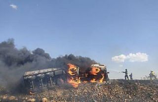 Kaza yapan tır alev aldı, yangın tarlaya sıçradı