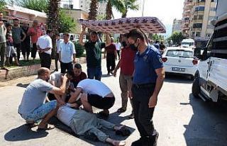 Kaza yapan yaralıyı güneşten sünger yatakla korudular