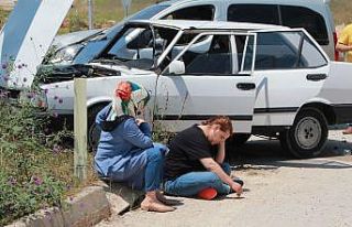 Kaza yaptığı aracın başında yığılıp kaldı