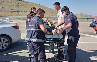 Kazada araçta sıkışan sürücüyü itfaiye ekipleri...