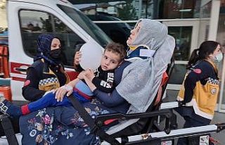 Kazada yaralanan çocuğu eldivenle yaptıkları balonla...