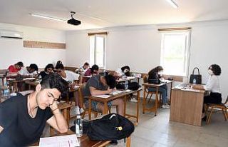 Kemer’de üniversiteye hazırlanan öğrenciler...