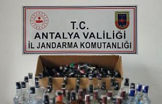 Kendi imal ettiği sahte içkileri marketinde satarken...