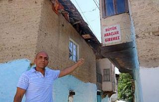 Kendisinden geriye astığı tabelalar kaldı