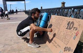 Kendisini ağlatabilene 100 TL veriyor