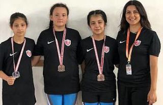 Kepez’in güreşçi kızları milli takım kampında