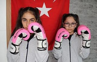 Kick boksçu ikizler, kadına şiddete böyle dikkat...