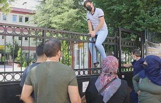 Kimi gözyaşına boğuldu, kimi demir kapıdan atlayarak...