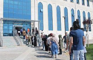 Kimlik kartı yerine ehliyetle sınava girmek isteyen...