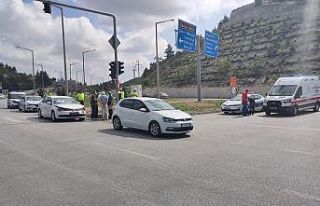Kırmızı ışıkta bekleyen araca arkadan çarptı:...